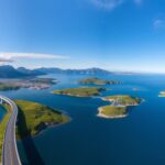 Panoramiczny widok na Drogę Atlantycką w Norwegii z charakterystycznymi mostami nad oceanem