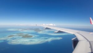 Samolot lecący nad turkusowymi wodami Seszeli z widokiem na wyspy z lotu ptaka