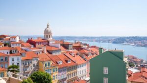 Widok na kolorowe budynki Lizbony z tarasem widokowym