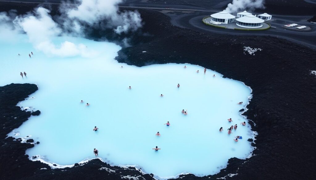Błękitna Laguna na Islandii z charakterystyczną mleczno-niebieską wodą otoczoną czarną lawą, z widocznymi kąpiącymi się turystami