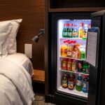 Minibar w pokoju hotelowym z napojami i przekąskami oraz zasady w hotelu dotyczące korzystania z minibaru