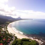 Panorama wybrzeża Mauritiusa z widokiem na plażę i ocean, pokazująca typowe turystyczne otoczenie