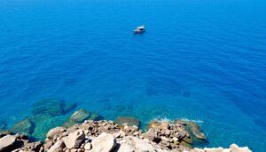 Rekiny występujące w wodach Turcji, widok na Morze Śródziemne z łodzią i potencjalnym miejscem występowania rekinów